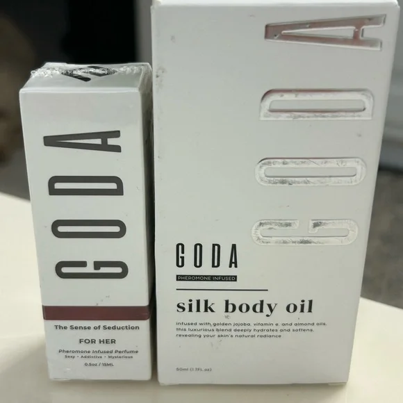 Silk Body Oil — Hydrating Body Oil in White - Picture 1 of 3